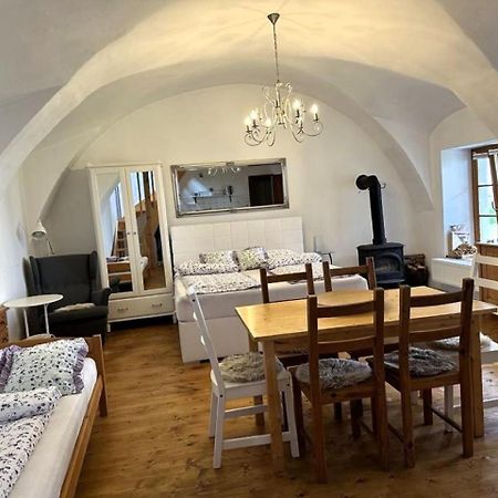 Penzion A Hospoda Na Statku Hluboka nad Vltavou Ngoại thất bức ảnh