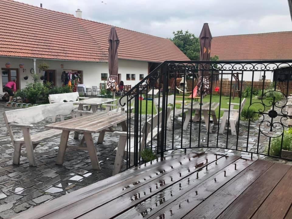Penzion A Hospoda Na Statku Hluboka nad Vltavou Ngoại thất bức ảnh